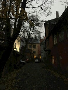 黄昏小巷中的静谧街景