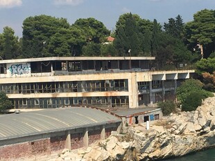 依山傍水的现代建筑景观