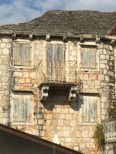 古老石砌房屋外观