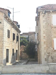 古老石砌建筑小巷景观