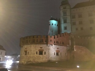 夜晚中的古老城堡建筑