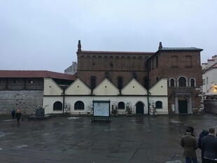 古老建筑前的户外场景