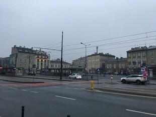 城市街道旁的建筑景观