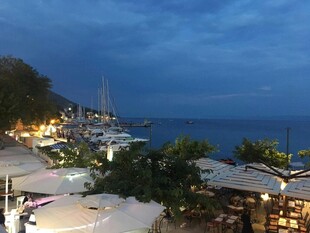 海滨黄昏下的惬意休闲场景