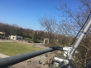 户外栏杆视角下的开阔景致