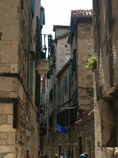 古老狭窄的城镇小巷