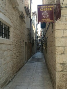 狭窄石巷中的店铺招牌