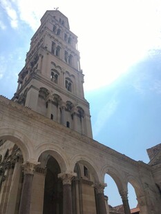 古老塔楼与拱形建筑景观