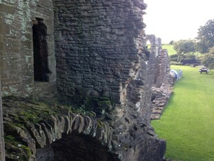 古老城堡旁的翠绿草地