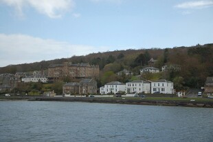 湖畔依山的美丽建筑景观