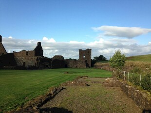 古老城堡遗迹 绿野蓝天