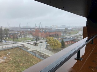 阳台视角下的雾中城市景观