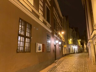 夜晚静谧的欧式小巷