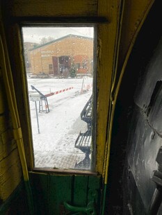 透过车窗看雪景