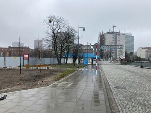 雨后城市空旷街道景象
