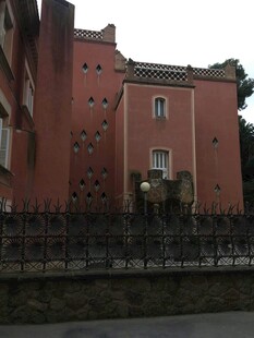 红砖建筑与铁艺围栏景观