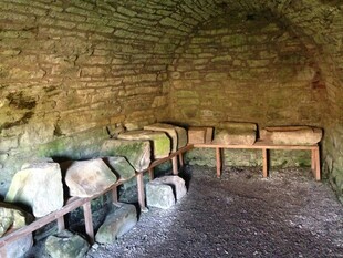 古老石砌室内的质朴陈设