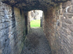 古老石砌隧道尽头的光亮