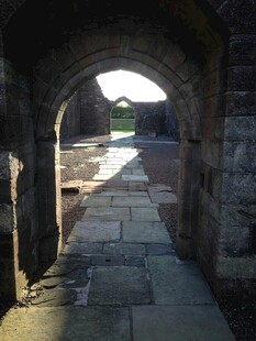 古老石拱通道的静谧景象