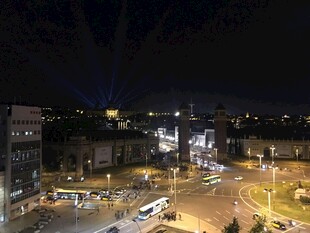 城市夜景中的繁华交通路口