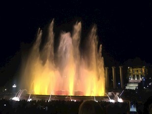 夜间绚丽喷泉景观