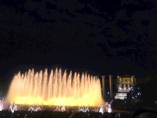 夜间绚丽喷泉景观