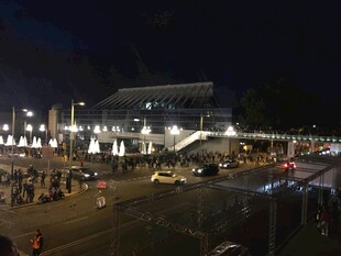 城市广场夜景热闹景象