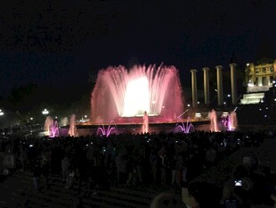 夜晚绚丽喷泉吸引众多观众