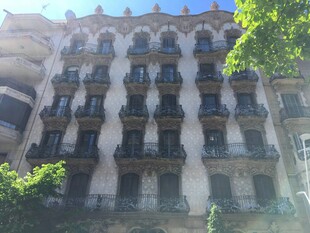 古老建筑的独特阳台景观