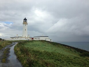 海岸灯塔旁的蜿蜒小路