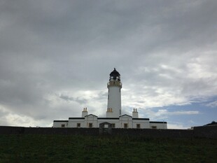 海边矗立的白色灯塔