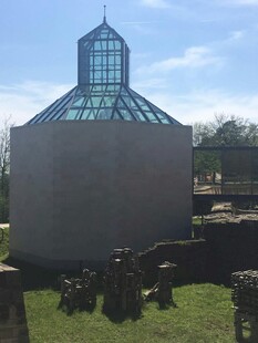 独特玻璃顶建筑外观