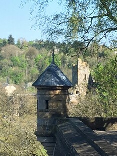 古老塔楼隐于葱郁山林间