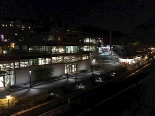 夜晚灯火通明的建筑群