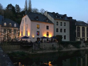 河畔夜景中的欧式建筑