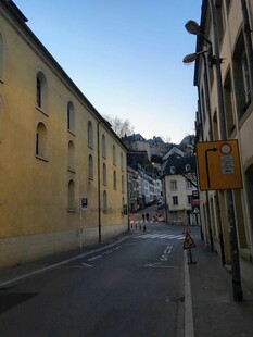 宁静街道旁的古朴建筑