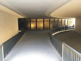 空旷走廊室内场景