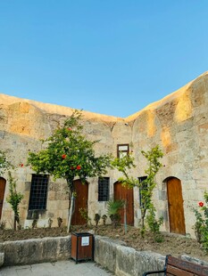 古老石砌庭院的静谧景致