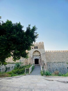 古老城堡入口处的景致