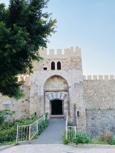 古老石砌城堡大门景观