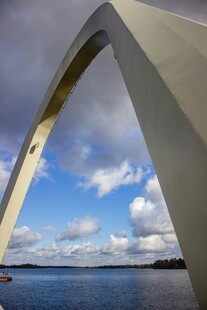 圣路易斯拱门下的蓝天美景