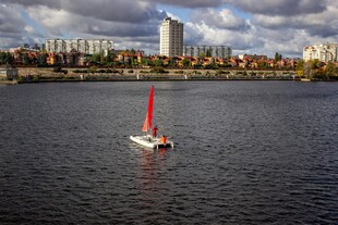 湖上红帆小船 城市背景