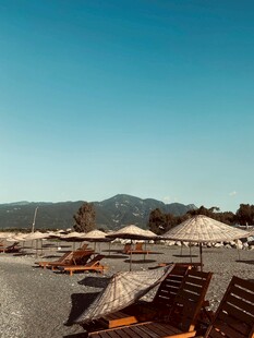 海滨沙滩休闲场景