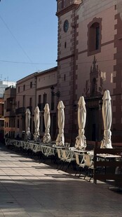 古老街道旁的精美石柱