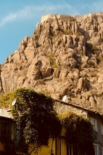 山景下的古朴房屋