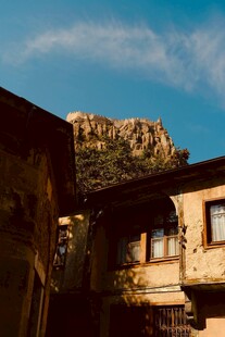 古朴村落中的老旧房屋