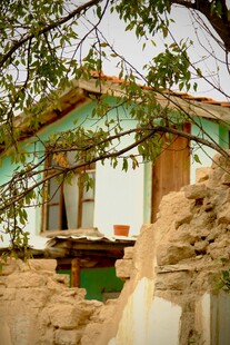 乡村小屋旁的自然景致