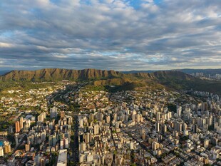城市与远山的壮丽景观