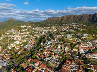 俯瞰山间多彩城镇风光