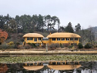 湖畔黄顶屋 自然景致美